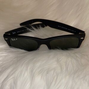 Ray-Ban New Wayfarer RB2132 Classic Polarized. (Does NOT come with a case).